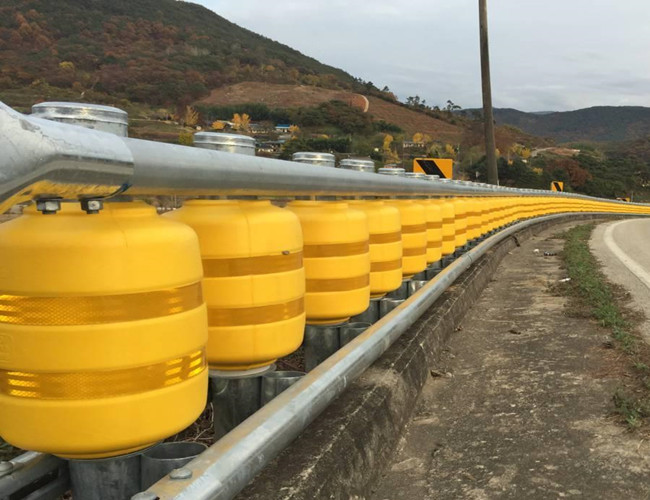 旋轉式防撞道路護欄 橋梁上的新型安全利器